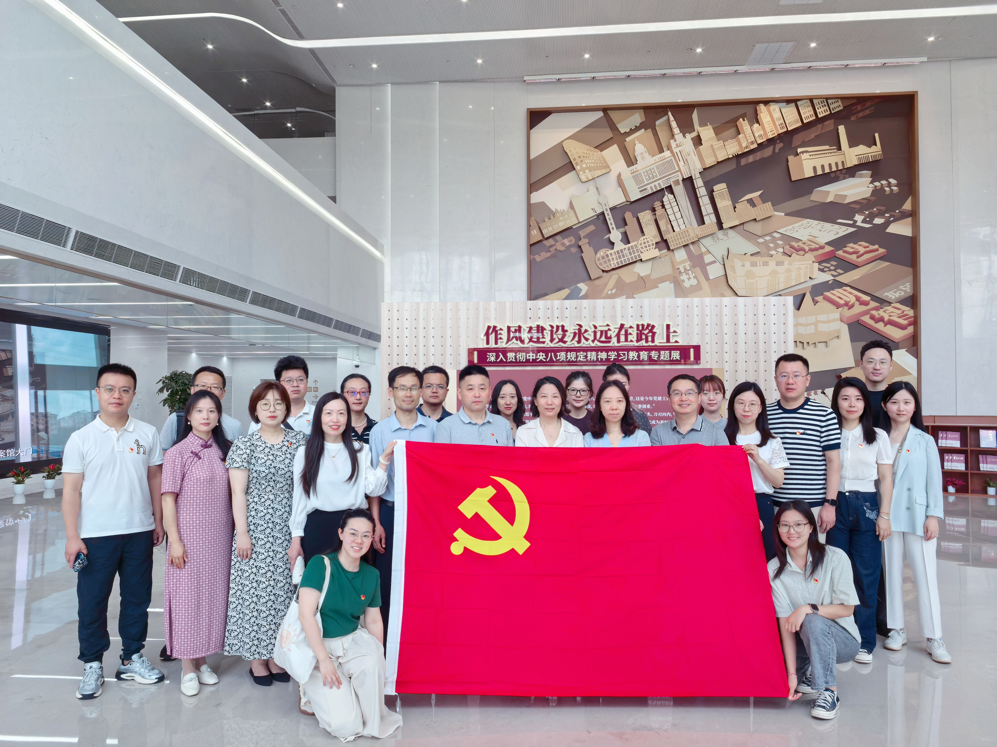 参观“作风建设永远在路上”专题展